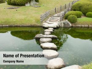 Caminho de pedra zen em um jardim japonês