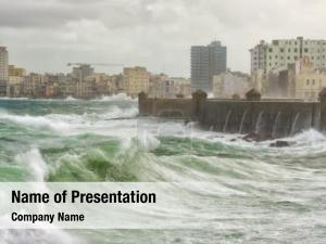 Cyclone tropical à La Havane, énormes vagues 