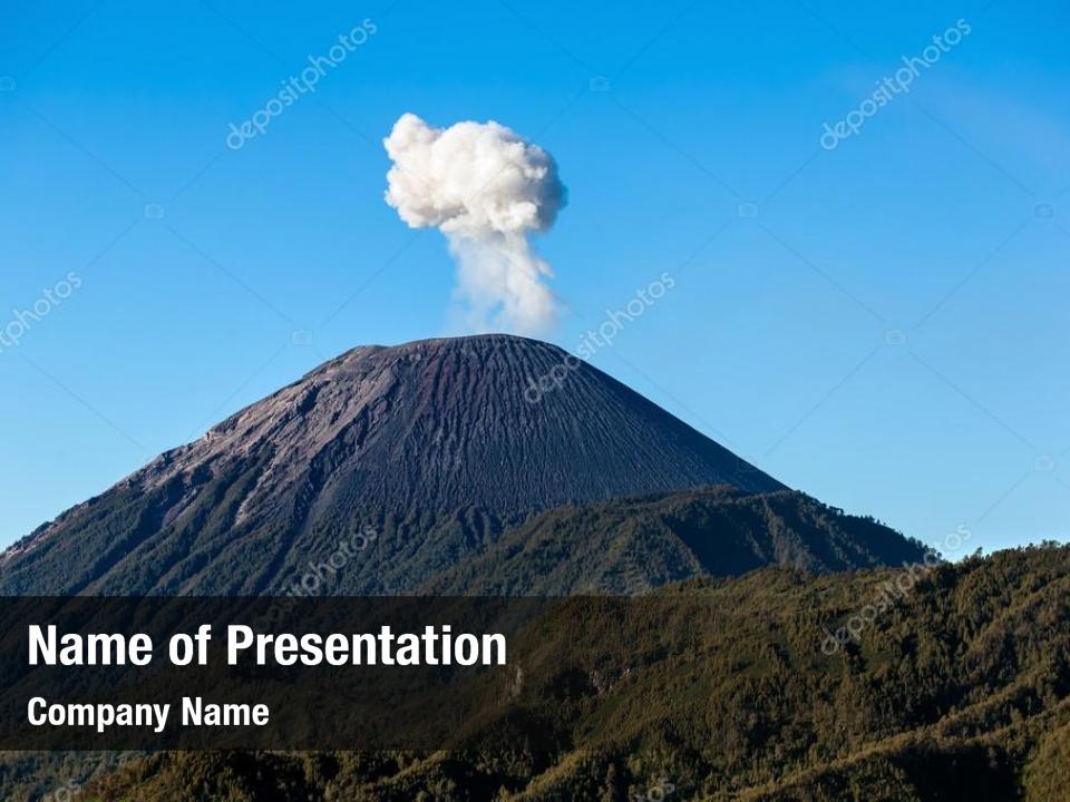 Nube de ceniza ascendente volcán Semeru